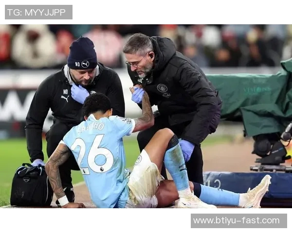 国王杯精彩对决曼城与曼联战成平局引发全场热烈反响