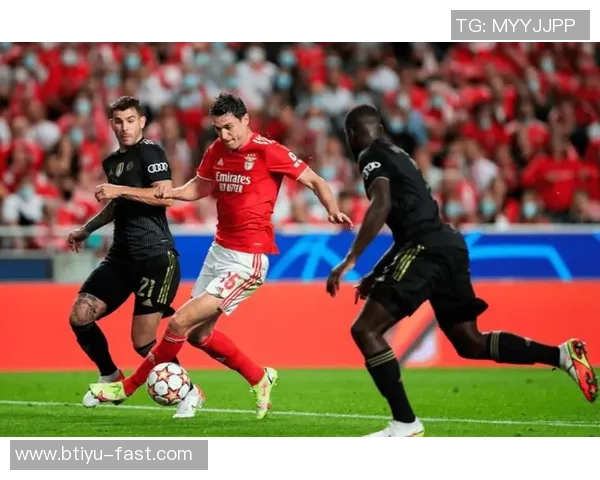 那不勒斯友谊赛大胜本菲卡四球狂潮引发全场热烈反响集锦回顾