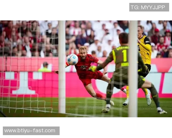 西甲激战：拜仁大胜多特蒙德争议判罚引发全场热议